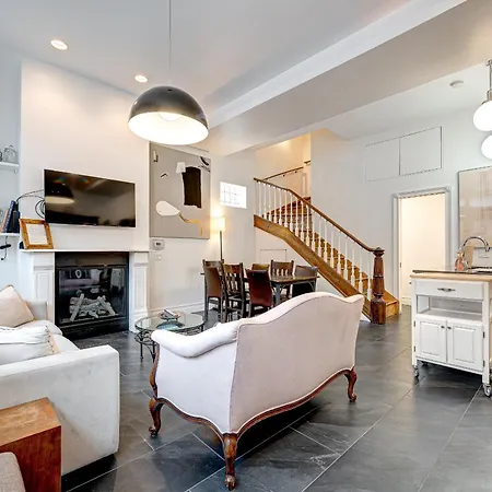 Large Condo With Outdoor Deck In Historic Chicago District Home